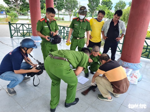 Người vác súng AK cướp tiệm vàng ở Huế là công an trại giam Bình Điền - Ảnh 1. Người vác súng AK cướp tiệm vàng ở Huế là công an trại giam Bình Điền - Ảnh 1.