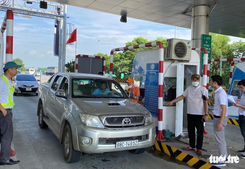 Nhiều xe gặp lỗi không nhận diện thẻ, phải trả tiền mặt tại trạm thu phí cao tốc Nội Bài - Lào Cai - Ảnh 1. Nhiều xe gặp lỗi không nhận diện thẻ, phải trả tiền mặt tại trạm thu phí cao tốc Nội Bài - Lào Cai - Ảnh 1.