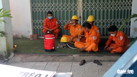 Cần có trạm tránh nắng nóng - Ảnh 1. Cần có trạm tránh nắng nóng - Ảnh 1.