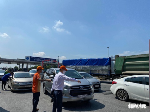 Nhiều xe gặp lỗi không nhận diện thẻ, phải trả tiền mặt tại trạm thu phí cao tốc Nội Bài - Lào Cai - Ảnh 2. Nhiều xe gặp lỗi không nhận diện thẻ, phải trả tiền mặt tại trạm thu phí cao tốc Nội Bài - Lào Cai - Ảnh 2.