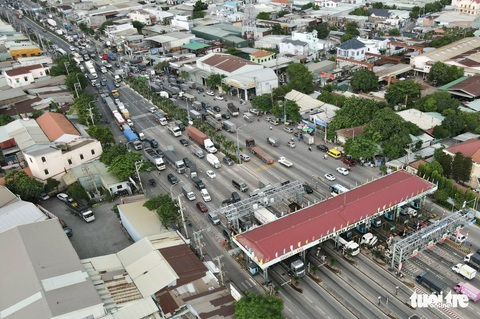 Quốc lộ 1 ùn 7km, trạm thu phí An Sương phải mở thêm làn thu tiền mặt - Ảnh 2. Quốc lộ 1 ùn 7km, trạm thu phí An Sương phải mở thêm làn thu tiền mặt - Ảnh 2.