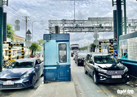 Quốc lộ 1 ùn 7km, trạm thu phí An Sương phải mở thêm làn thu tiền mặt - Ảnh 4. Quốc lộ 1 ùn 7km, trạm thu phí An Sương phải mở thêm làn thu tiền mặt - Ảnh 4.