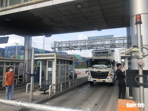 Ghi nhận ngày đầu chính thức thu phí không dừng - Ảnh 12. Ghi nhận ngày đầu chính thức thu phí không dừng - Ảnh 12.