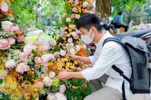 Những người mẹ đặc biệt lần đầu nhận hoa từ con - Ảnh 1. Những người mẹ đặc biệt lần đầu nhận hoa từ con - Ảnh 1.