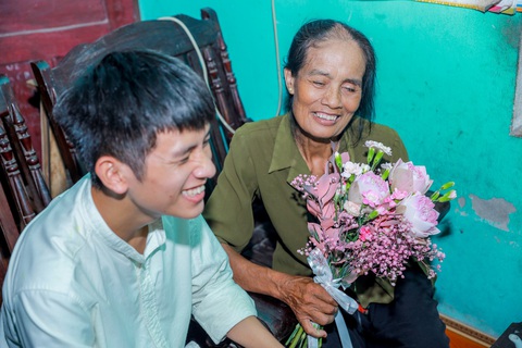 Những người mẹ đặc biệt lần đầu nhận hoa từ con - Ảnh 2. Những người mẹ đặc biệt lần đầu nhận hoa từ con - Ảnh 2.