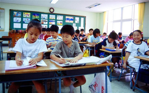 Hàn Quốc tranh luận gay gắt việc cho trẻ học lớp 1 từ 5 tuổi - Ảnh 1. Hàn Quốc tranh luận gay gắt việc cho trẻ học lớp 1 từ 5 tuổi - Ảnh 1.
