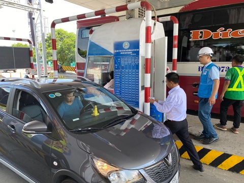 Nhiều lỗi trong ngày đầu thu phí không dừng tại cao tốc Nội Bài - Lào Cai - Ảnh 1. Nhiều lỗi trong ngày đầu thu phí không dừng tại cao tốc Nội Bài - Lào Cai - Ảnh 1.