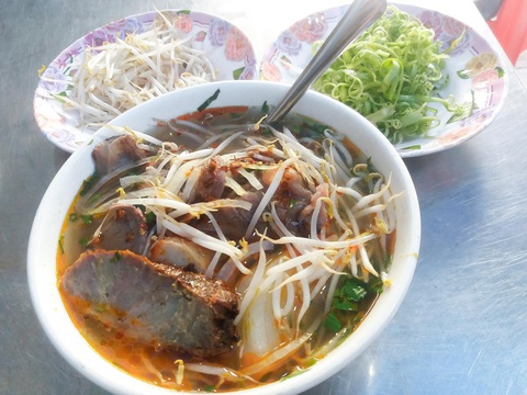 Sáng ra làm tô bún bò Huế dồi sụn, no tới trưa! - Ảnh 1. Sáng ra làm tô bún bò Huế dồi sụn, no tới trưa! - Ảnh 1.