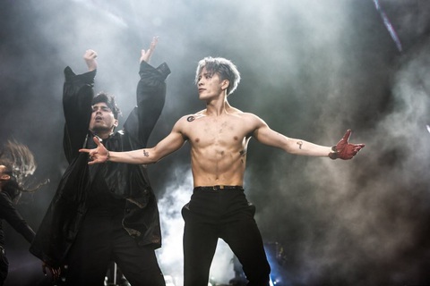 6 thần tượng K-pop khoe hình xăm ‘chất chơi - Ảnh 11. 6 thần tượng K-pop khoe hình xăm ‘chất chơi - Ảnh 11.