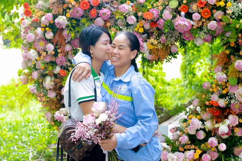 Những người mẹ đặc biệt lần đầu nhận hoa từ con - Ảnh 3. Những người mẹ đặc biệt lần đầu nhận hoa từ con - Ảnh 3.
