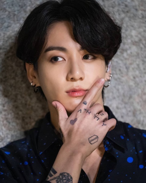 6 thần tượng K-pop khoe hình xăm ‘chất chơi - Ảnh 4. 6 thần tượng K-pop khoe hình xăm ‘chất chơi - Ảnh 4.