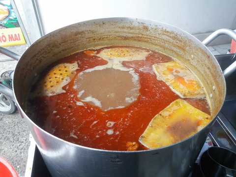 Sáng ra làm tô bún bò Huế dồi sụn, no tới trưa! - Ảnh 5. Sáng ra làm tô bún bò Huế dồi sụn, no tới trưa! - Ảnh 5.