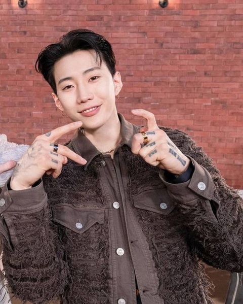 6 thần tượng K-pop khoe hình xăm ‘chất chơi - Ảnh 7. 6 thần tượng K-pop khoe hình xăm ‘chất chơi - Ảnh 7.