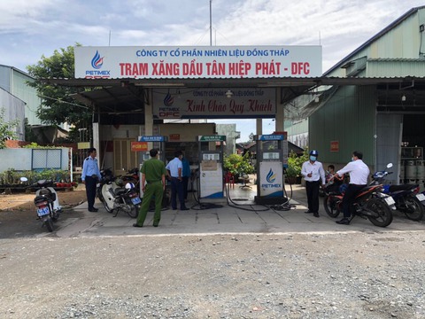 Treo biển hết xăng, ngừng bán ở Đồng Tháp, do hạn chế nhập hàng để... đỡ lỗ - Ảnh 1. Treo biển hết xăng, ngừng bán ở Đồng Tháp, do hạn chế nhập hàng để... đỡ lỗ - Ảnh 1.