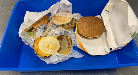 Mang bánh McDonalds vào Úc, một người bị phạt gần 2.000 USD - Ảnh 1. Mang bánh McDonalds vào Úc, một người bị phạt gần 2.000 USD - Ảnh 1.