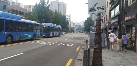 Người Việt trong cơn mưa lịch sử ở Seoul - Ảnh 1. Người Việt trong cơn mưa lịch sử ở Seoul - Ảnh 1.