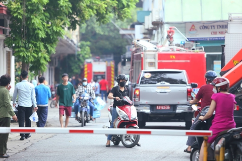 Cháy lớn tại một tòa nhà ở Hà Nội - Ảnh 2. Cháy lớn tại một tòa nhà ở Hà Nội - Ảnh 2.
