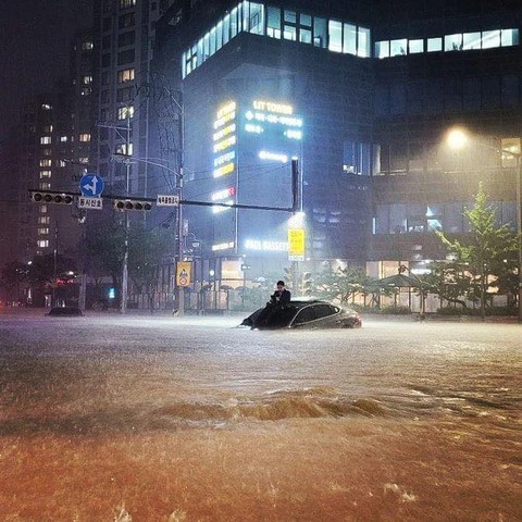 Ảnh gây bão mạng trong trận mưa lịch sử ở Seoul: Người đàn ông bị kẹt trên nóc xe sang - Ảnh 1. Ảnh gây bão mạng trong trận mưa lịch sử ở Seoul: Người đàn ông bị kẹt trên nóc xe sang - Ảnh 1.