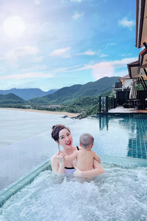 Ảnh vui sao Việt 10-8: Ca sĩ Miu Lê hóa cụ bà bán hàng rong - Ảnh 2. Ảnh vui sao Việt 10-8: Ca sĩ Miu Lê hóa cụ bà bán hàng rong - Ảnh 2.