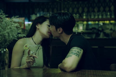Người tình màn ảnh mới của Chi Pu là ai?; Isaac trở lại đường đua âm nhạc - Ảnh 2. Người tình màn ảnh mới của Chi Pu là ai?; Isaac trở lại đường đua âm nhạc - Ảnh 2.
