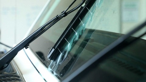 Gạt mưa 1 lần đi hết vết bẩn giá hơn 3 triệu đồng - Ảnh 1. Gạt mưa 1 lần đi hết vết bẩn giá hơn 3 triệu đồng - Ảnh 1.