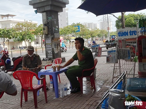 Người dân khống chế thanh niên nghi ‘ngáo đá’ cầm hung khí tấn công người đi đường - Ảnh 2. Người dân khống chế thanh niên nghi ‘ngáo đá’ cầm hung khí tấn công người đi đường - Ảnh 2.
