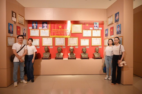 Ban tổ chức cuộc thi Miss Peace Vietnam thăm nghĩa trang Hàng Dương - Côn Đảo - Ảnh 2. Ban tổ chức cuộc thi Miss Peace Vietnam thăm nghĩa trang Hàng Dương - Côn Đảo - Ảnh 2.