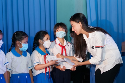 Người tình màn ảnh mới của Chi Pu là ai?; Isaac trở lại đường đua âm nhạc - Ảnh 5. Người tình màn ảnh mới của Chi Pu là ai?; Isaac trở lại đường đua âm nhạc - Ảnh 5.