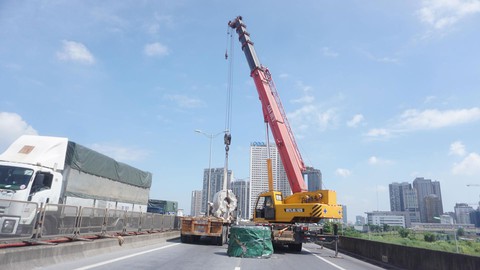 Sau vụ 2 cuộn thép rơi xuống đường trên cao, bộ yêu cầu xử lý nghiêm vi phạm xếp hàng hóa - Ảnh 1. Sau vụ 2 cuộn thép rơi xuống đường trên cao, bộ yêu cầu xử lý nghiêm vi phạm xếp hàng hóa - Ảnh 1.