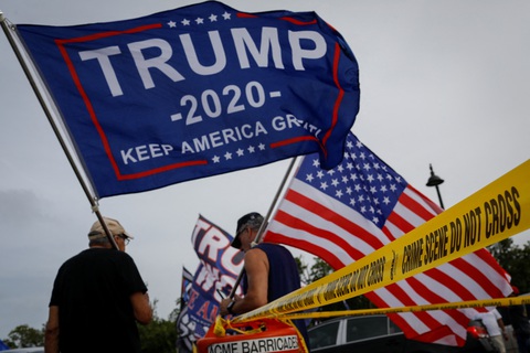 Tranh cãi nảy lửa trong dư luận Mỹ quanh vụ FBI đột kích nhà ông Trump - Ảnh 1. Tranh cãi nảy lửa trong dư luận Mỹ quanh vụ FBI đột kích nhà ông Trump - Ảnh 1.