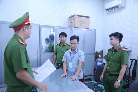 Bắt tổng giám đốc công ty địa ốc nhận tiền cọc rồi mới tìm chủ đất để làm cò - Ảnh 1. Bắt tổng giám đốc công ty địa ốc nhận tiền cọc rồi mới tìm chủ đất để làm cò - Ảnh 1.