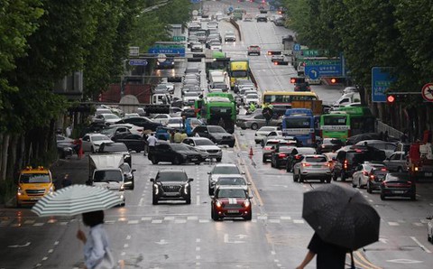 Vì sao khu nhà giàu Gangnam ở Seoul bị chìm trong biển nước? - Ảnh 1. Vì sao khu nhà giàu Gangnam ở Seoul bị chìm trong biển nước? - Ảnh 1.