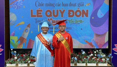 Hai anh em cùng đoạt giải Lê Quý Đôn - Ảnh 1. Hai anh em cùng đoạt giải Lê Quý Đôn - Ảnh 1.