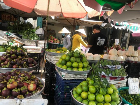 Hoa trái trước lễ Vu lan đắt hàng, giá hoa cúc, lay ơn... tăng cao - Ảnh 1. Hoa trái trước lễ Vu lan đắt hàng, giá hoa cúc, lay ơn... tăng cao - Ảnh 1.