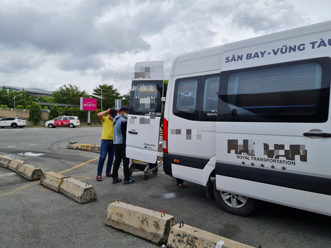 Bát nháo ở sân bay Tân Sơn Nhất: Đâu chỉ có taxi, xe ôm - Ảnh 1. Bát nháo ở sân bay Tân Sơn Nhất: Đâu chỉ có taxi, xe ôm - Ảnh 1.