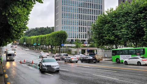 Vì sao khu nhà giàu Gangnam ở Seoul bị chìm trong biển nước? - Ảnh 2. Vì sao khu nhà giàu Gangnam ở Seoul bị chìm trong biển nước? - Ảnh 2.