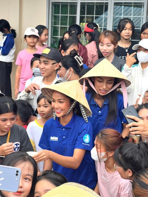 Hiếm có hoa hậu Việt nào giản dị, xuề xòa như H’Hen Niê - Ảnh 10. Hiếm có hoa hậu Việt nào giản dị, xuề xòa như H’Hen Niê - Ảnh 10.