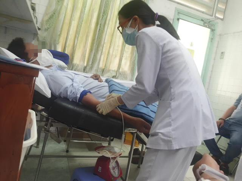 Vụ ‘hút máu tình nguyện viên’: Khởi tố ông Hoàng Trọng An về tội lừa đảo chiếm đoạt tài sản - Ảnh 2. Vụ ‘hút máu tình nguyện viên’: Khởi tố ông Hoàng Trọng An về tội lừa đảo chiếm đoạt tài sản - Ảnh 2.