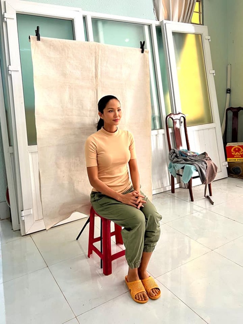Hiếm có hoa hậu Việt nào giản dị, xuề xòa như H’Hen Niê - Ảnh 3. Hiếm có hoa hậu Việt nào giản dị, xuề xòa như H’Hen Niê - Ảnh 3.