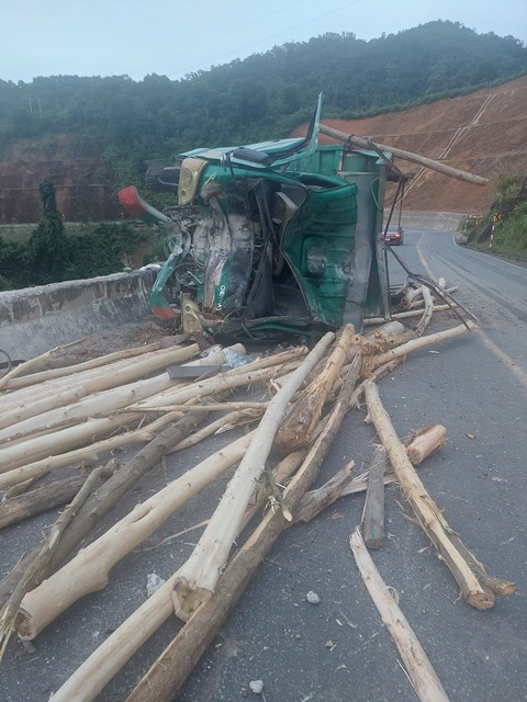 Xe chở keo tràm lật ngang khi va chạm với xe máy, 4 người thiệt mạng - Ảnh 1. Xe chở keo tràm lật ngang khi va chạm với xe máy, 4 người thiệt mạng - Ảnh 1.