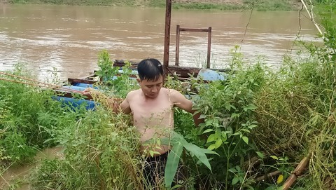 Phó chủ tịch xã lao mình ra sông cứu người giữa dòng nước lũ - Ảnh 2. Phó chủ tịch xã lao mình ra sông cứu người giữa dòng nước lũ - Ảnh 2.