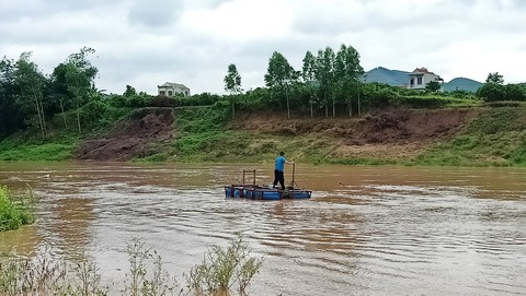 Phó chủ tịch xã lao mình ra sông cứu người giữa dòng nước lũ - Ảnh 1. Phó chủ tịch xã lao mình ra sông cứu người giữa dòng nước lũ - Ảnh 1.