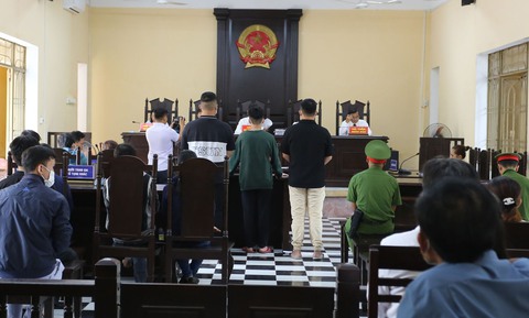 Nam sinh đâm chết hiệu trưởng lãnh 12 năm tù - Ảnh 1. Nam sinh đâm chết hiệu trưởng lãnh 12 năm tù - Ảnh 1.
