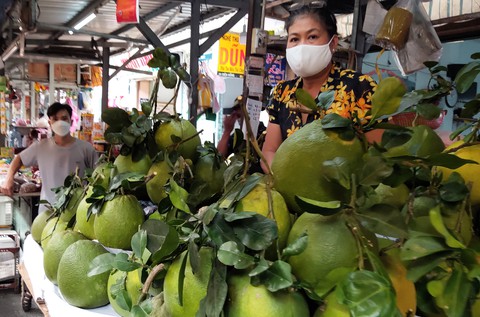 Hoa trái trước lễ Vu lan đắt hàng, giá hoa cúc, lay ơn... tăng cao - Ảnh 2. Hoa trái trước lễ Vu lan đắt hàng, giá hoa cúc, lay ơn... tăng cao - Ảnh 2.