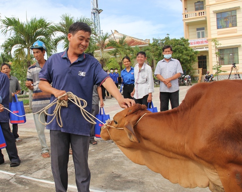 Được trao bò mừng hơn cả được tiền - Ảnh 1. Được trao bò mừng hơn cả được tiền - Ảnh 1.