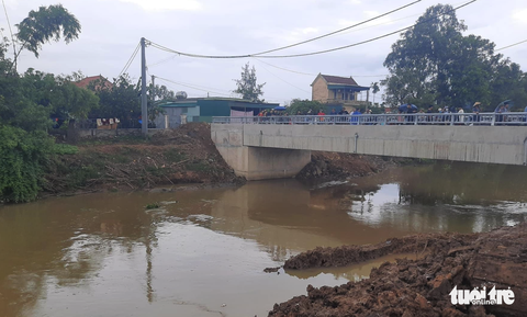Bé trai 2 tuổi nghi rớt xuống kênh mất tích - Ảnh 1. Bé trai 2 tuổi nghi rớt xuống kênh mất tích - Ảnh 1.