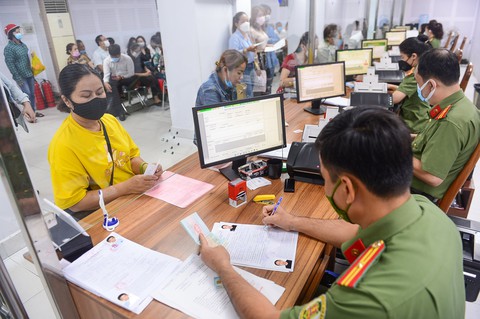 Tin tức sáng 29-5: Đề xuất giảm 36 khoản phí, lệ phí; Nhìn lại thị trường việc làm quý 2- Ảnh 2. Bộ Tài chính đề xuất giảm 20% lệ phí cấp hộ chiếu - Ảnh: T.T.