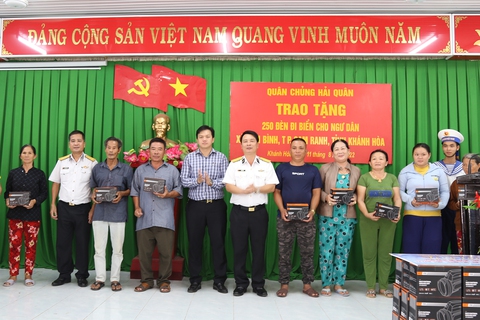 Trung tâm y tế Thị trấn Trường Sa cấp cứu một ngư dân bị cuốn tay vào máy xay đá - Ảnh 2. Trung tâm y tế Thị trấn Trường Sa cấp cứu một ngư dân bị cuốn tay vào máy xay đá - Ảnh 2.