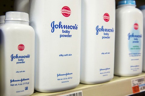 Johnson & Johnson thông báo dừng bán hoàn toàn phấn rôm trẻ em sử dụng bột talc - Ảnh 1. Johnson & Johnson thông báo dừng bán hoàn toàn phấn rôm trẻ em sử dụng bột talc - Ảnh 1.
