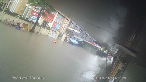 Hà Nội mưa lớn, mới sáng sớm nhiều tuyến phố thành sông - Ảnh 6. Hà Nội mưa lớn, mới sáng sớm nhiều tuyến phố thành sông - Ảnh 6.